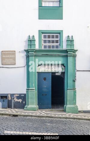 Eintritt zum Sport Club Lusitania, Angra do Heroismo, Azoren. Bezaubernde Aussicht auf den blau-weiß verzierten Eingang zum Sport Club Lusitania, Featurin Stockfoto