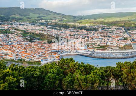 Panoramablick auf Angra do Heroismo von Monte Brasil, Terceira, Azoren. Atemberaubende aussicht auf die historische Stadt mit ihren roten Dächern, Colorfu Stockfoto