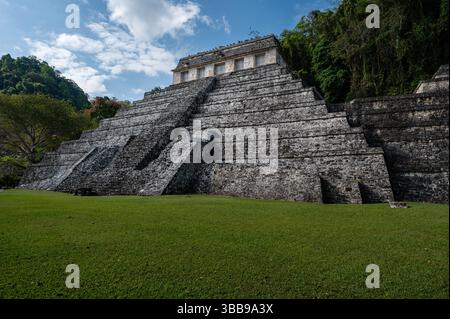 Niedriger Blick auf den Maya-Tempel der Inschriften in Palenque, Chiapas, Mexiko Stockfoto