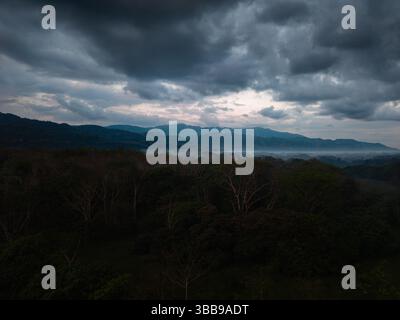Dunkle Sturmwolken über mexikanischem Dschungel mit niedrigen hängenden Wolken Stockfoto
