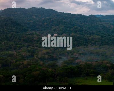 Blick auf die Maya-Ruinen von Palenque in der Ferne, umgeben von Dschungel Stockfoto