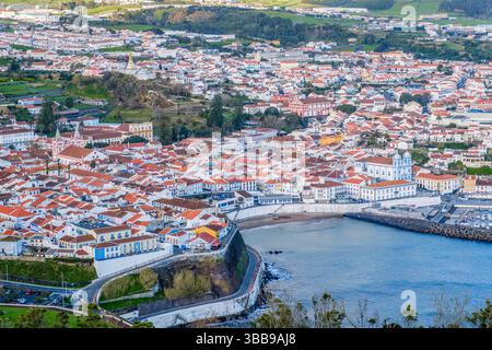 Panoramablick auf Angra do Heroismo von Monte Brasil, Terceira, Azoren. Atemberaubende aussicht auf die historische Stadt mit ihren roten Dächern, Colorfu Stockfoto