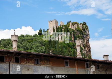Schloss Arco Castle (italienisch Castello Di Arco, deutsch: Schloss Arch), Eine Ruine auf Einem markanten Felsvorsprung hoch über Arco im Trentino, Italien. Stockfoto