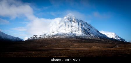 Klarer sonniger Tag in Schottland, wo die Berge auf den glen treffen. Stockfoto