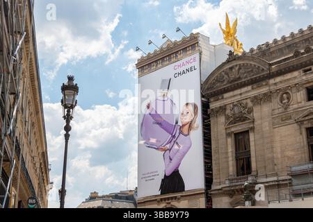 Werbetafel für den Duft Chance Eau Splendide von Chanel über die Restaurierungsarbeiten an der Fassade des Pariser Opernhauses (Palais Garnier) Stockfoto