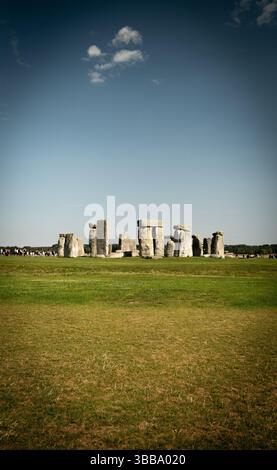 Stonehenge: Ein zeitloses Denkmal des antiken Geheimnisses, das sich der Zeit widersetzt und neugierige Besucher anzieht. Stockfoto