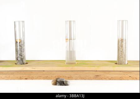 In diesem Experiment werden dem Kea (Nestor notabilis) drei mit Wasser gefüllte Röhrchen präsentiert, große oder kleine Steine. Der Kea lernt, den Sto fallen zu lassen Stockfoto