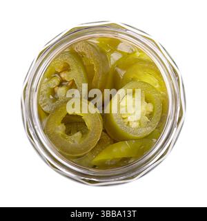 Eingelegte grüne Jalapeno-Scheiben in einem offenen Glas mit Schraubverschluss, isoliert, von oben. Mittelgroße, heiße, grüne Chilischoten, in Querschnitte geschnitten. Stockfoto