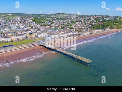 Luftbild der Küste von Teignmouth, die sich in der schönen Frühlingssonne sonnt. Mai 2025 Stockfoto