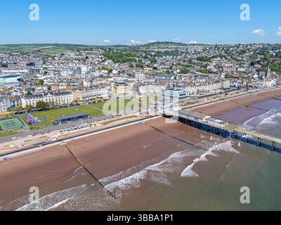 Luftbild der Küste von Teignmouth, die sich in der schönen Frühlingssonne sonnt. Mai 2025 Stockfoto
