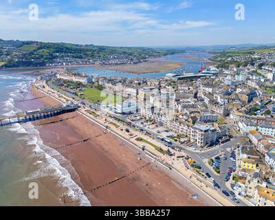 Luftbild der Küste von Teignmouth, die sich in der schönen Frühlingssonne sonnt. Mai 2025 Stockfoto