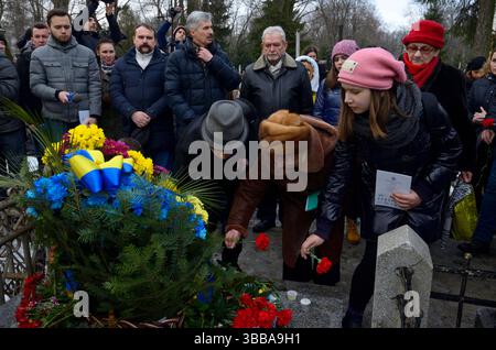 Die Leute haben Blumen auf ein Grab von Kruty Heroes gelegt. Die Schlacht bei Kruty 1918, als ukrainische Kadetten die Rote Armee stoppten. Januar 2018. Friedhof Lukyanivske Stockfoto