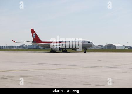 (250515) -- BRÜSSEL, 15. Mai 2025 (Xinhua) -- am 14. Mai 2025 trifft ein Flugzeug mit drei seltenen chinesischen goldenen Stollennasenaffen auf dem Brüsseler Flughafen in Brüssel, Belgien, ein. Drei seltene chinesische goldene Stollennasen trafen am Mittwoch im Zoo ein, unter einem 10-Jahres-Pachtvertrag. Die drei goldenen Qinling-Affen wurden aus der nordwestchinesischen Provinz Shaanxi im Rahmen eines Paktes zur wissenschaftlichen Zusammenarbeit zwischen der China Wildlife Conservation Association (CWCA) und dem Zoo abgeholt. Das männliche Liu Yun wurde im April 2019 geboren, seine weiblichen Gefährten Lu Lu und Juan Juan waren bo Stockfoto