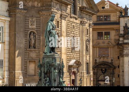 Denkmal von Kaiser Karl IV. Vor der Kreuzherrenkirche in Prag Prag Prag, Tschechische Republik | die Statue von Kaiser Karl IV. Am Hl. Franz von A. Stockfoto