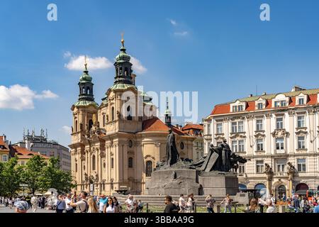 Die barocke St.-Nikolaus-Kirche und das Jan-Hus-Denkmal auf dem Platz Altstädter Ring in Prag, Tschechische Republik | der barocke St.-Nikolaus-Churc Stockfoto