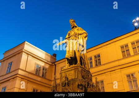 Denkmal von Kaiser Karl IV. Auf dem Kreuzherrenplatz in der Abenddämmerung, Prag, Tschechische Republik | die Statue von Kaiser Karl IV. In der Abenddämmerung, P. Stockfoto