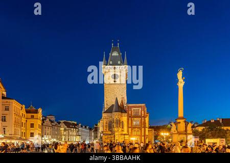 Altstädter Rathaus und Mariensäule auf dem Platz Altstädter Ring in der Abenddämmerung, Prag, Tschechische Republik | Altes Rathaus und Marian Colu Stockfoto