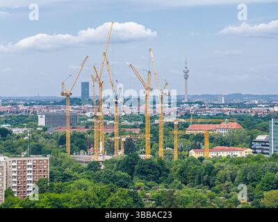 MÜNCHEN - Mai 15, 2025: Panoramablick auf das Baugebiet mit Kranen in Bogenhausen Stockfoto