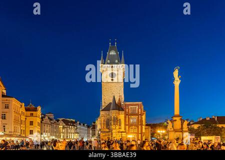 Altstädter Rathaus Altstädter Rathaus und Mariensäule auf dem Platz Altstädter Ring in der Abenddämmerung, Prag, Tschechische Republik Altstädter Rathaus A Stockfoto