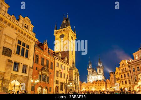 Altstädter Rathaus Altstädter Rathaus und Teynkirche auf dem Platz Altstädter Ring in der Abenddämmerung, Prag, Tschechische Republik Altstädter Rathaus an Stockfoto