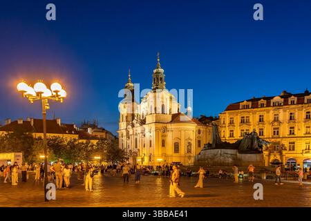 St.-Nikolaus-Kirche die Barocke St.-Nikolaus-Kirche und das Jan-Hus-Denkmal auf dem Platz Altstädter Ring in der Abenddämmerung, Prag, Tschechische Re Stockfoto