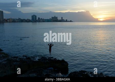 Blick auf Malecon bei Sonnenuntergang, Havanna, Kuba Stockfoto