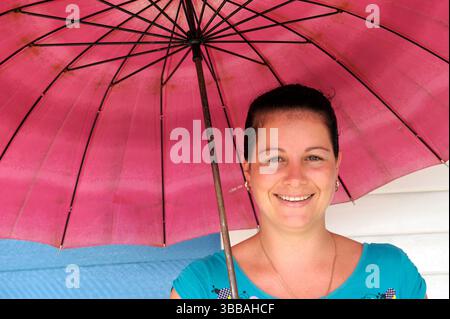 Porträt einer kubanischen Frau mit Sonnenschirm in Vinales, Provinz Pinar del Rio, Kuba Stockfoto