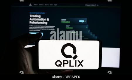 Stuttgart, Deutschland - 27.12.2024: Person, die ein Mobiltelefon mit dem Logo des deutschen Wealth Management Software Unternehmens QPLIX GmbH auf dem Bildschirm hält Stockfoto