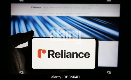 Stuttgart, Deutschland - 27.12.2024: Person, die ein Mobiltelefon mit dem Logo des US-amerikanischen Metallverarbeitungsunternehmens Reliance Inc. Auf dem Bildschirm hält Stockfoto