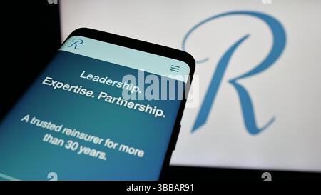 Stuttgart, Deutschland - 27.12.2024: Mobiltelefon mit Website der Rückversicherungsgesellschaft RenaissanceRe Holdings Ltd. Auf dem Bildschirm vor dem Logo. Stockfoto