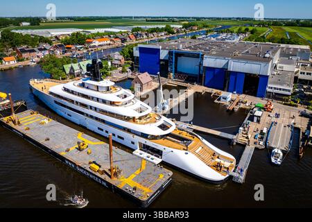 KAAG-EILAND – DIE 100-Meter-Mega-Yacht des ehemaligen Starbucks SEO wurde auf den Markt gebracht. Das Schiff, das von Feadship gebaut wurde, verfügt über einen Schönheitssalon, ein Fitnessstudio und einen Jacuzzi an Deck. ANP/Hollandse Hoogte/Josh Walet netherlands Out – belgien Out Stockfoto