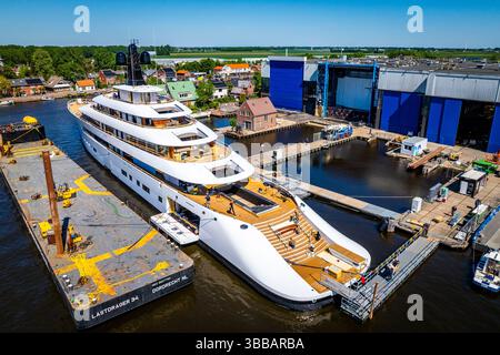 KAAG-EILAND – DIE 100-Meter-Mega-Yacht des ehemaligen Starbucks SEO wurde auf den Markt gebracht. Das Schiff, das von Feadship gebaut wurde, verfügt über einen Schönheitssalon, ein Fitnessstudio und einen Jacuzzi an Deck. ANP/Hollandse Hoogte/Josh Walet netherlands Out – belgien Out Stockfoto