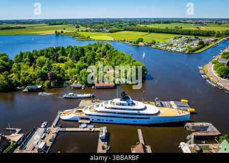 KAAG-EILAND – DIE 100-Meter-Mega-Yacht des ehemaligen Starbucks SEO wurde auf den Markt gebracht. Das Schiff, das von Feadship gebaut wurde, verfügt über einen Schönheitssalon, ein Fitnessstudio und einen Jacuzzi an Deck. ANP/Hollandse Hoogte/Josh Walet netherlands Out – belgien Out Stockfoto