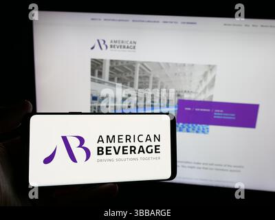 Stuttgart, Deutschland - 27.12.2024: Person mit Smartphone mit Logo der Lobbygruppe American Beverage Association (ABA) auf dem Bildschirm Stockfoto
