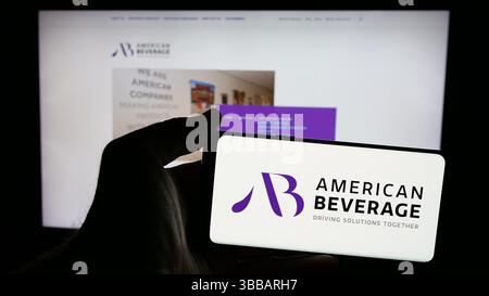 Stuttgart, Deutschland - 27.12.2024: Person mit Mobiltelefon mit Logo der Lobbygruppe American Beverage Association (ABA) auf dem Bildschirm Stockfoto