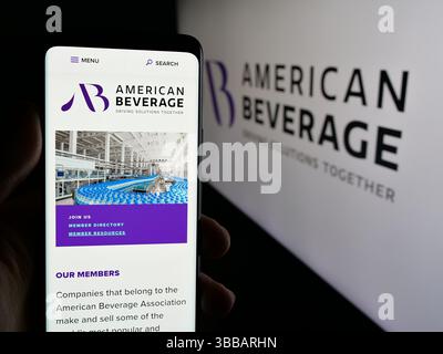Stuttgart, Deutschland - 27.12.2024: Person mit Smartphone mit Webseite der Lobbygruppe American Beverage Association (ABA) auf dem Bildschirm mit Logo. Stockfoto