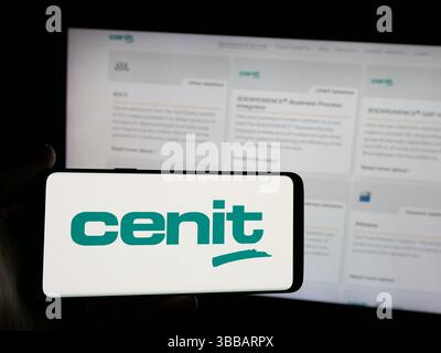 Stuttgart, 27.12.2024: Person mit Smartphone mit Logo des deutschen IT-Unternehmens CENIT AG auf dem Bildschirm vor der Website. Stockfoto