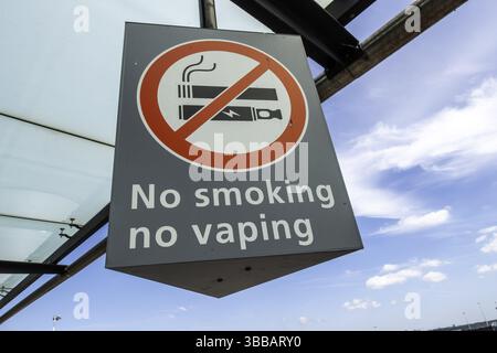 SCHIPHOL- Schilder, die das Rauchen oder Verdampfen am Flughafen Schiphol verbieten. ANP/HOLLAND HEIGHT MARCEL ANTONISSE netherlands Out - belgien Out Stockfoto