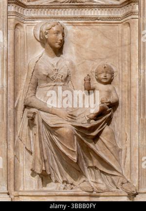 FLORENZ, ITALIEN - 17. MÄRZ 2025: Das Marmorrelief der Madonna in der Kirche Badia Fiorentina von Nino da Fiesole (1470). Stockfoto