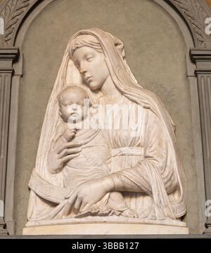 FLORENZ, ITALIEN - 19. MÄRZ 2025: Das Renaissance-Marmorrelief der Madonna in der Kirche Basilica della Santissima Annunziata von Michelozzi Michelozzo Stockfoto