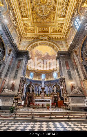 FLORENZ, ITALIEN - 19. MÄRZ 2025: Das Presbyterium der Kirche Basilica della Santissima Annunziata Stockfoto