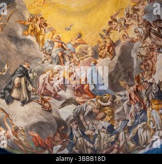 FLORENZ, ITALIEN - 19. MÄRZ 2025: Das Fresko des Gloriums der Heiligen Dreifaltigkeit in der Kirche Basilica di San Marco von Alessandro Gherardini (1717). Stockfoto