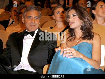 George Clooney und Elisabetta Canalis bei der Premiere von „The Men Who starre at Goats“ im Palazzo del Cinema während des Filmfestivals in Venedig 2009 in Italien am 8. September 2009 Stockfoto