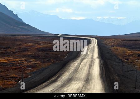 Der Dalton Highway nördlich des Atigun Pass in Alaska, USA. Stockfoto