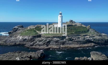 Godrevy Island, Cornwall, England: DROHNENBLICK: Die Insel und der Leuchtturm von Godrevy. Cornwall ist ein beliebtes Urlaubsziel in Großbritannien (Foto 1 von 5). Stockfoto