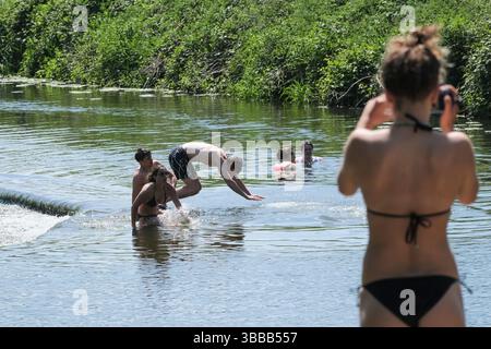 Bath, UK. Mai 2025. Sonniger Tag zum Schwimmen im beliebten Warleigh Weir in der Nähe von Bath. Quelle: JMF News/Alamy Live News Stockfoto