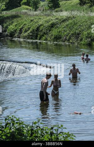 Bath, UK. Mai 2025. Sonniger Tag zum Schwimmen im beliebten Warleigh Weir in der Nähe von Bath. Quelle: JMF News/Alamy Live News Stockfoto