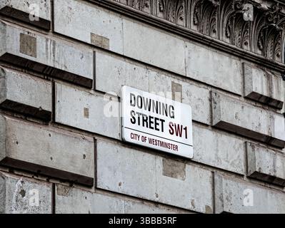 Schild Downing Street SW1, an der Wand eines Gebäudes der britischen Regierung in der City of Westminster, London, England, Großbritannien. Stockfoto