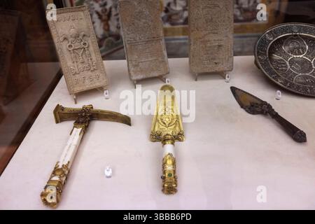 Vatikanische Museen Sammlung von winzigen Mosaiken Gegenstände, die während der Eröffnung und Schließung der Heiligen Pforte während der Jubiläumsausstellung in den Paoline-Räumen, in der Galerie der Bibliothek der Vatikanischen Museen, im Vatikan am 15. Mai 2025 ausgestellt werden. Nostalgie und Erfindung die Sammlung von winzigen Mosaiken ist eine akribische Technik, die ihre Wurzeln im Petersdom Ende des 16. Jahrhunderts nahm. Das Vatikanische Mosaik-Studio wurde mit dem Ziel gegründet, Gemälde durch haltbarere Mosaikwerke zu ersetzen. Vatikanstadt VATIKANSTADT STAAT HEILIGER STUHL Copyright: XMatrixxImagesx/xAndre Stockfoto