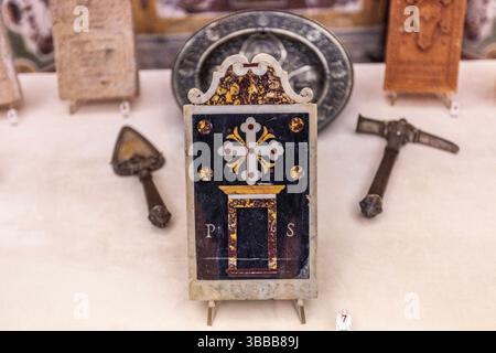 Vatikanische Museen Sammlung von winzigen Mosaiken Gegenstände, die während der Eröffnung und Schließung der Heiligen Pforte während der Jubiläumsausstellung in den Paoline-Räumen, in der Galerie der Bibliothek der Vatikanischen Museen, im Vatikan am 15. Mai 2025 ausgestellt werden. Nostalgie und Erfindung die Sammlung von winzigen Mosaiken ist eine akribische Technik, die ihre Wurzeln im Petersdom Ende des 16. Jahrhunderts nahm. Das Vatikanische Mosaik-Studio wurde mit dem Ziel gegründet, Gemälde durch haltbarere Mosaikwerke zu ersetzen. Vatikanstadt VATIKANSTADT STAAT HEILIGER STUHL Copyright: XMatrixxImagesx/xAndre Stockfoto
